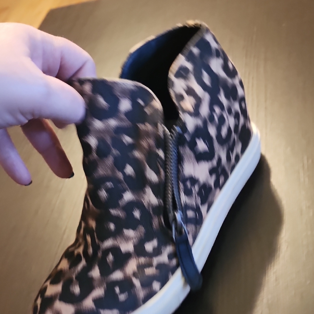 l Leopard Print High-Top Sneakers - Picture 5 of 9